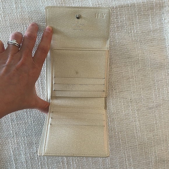 Authentic Luis Vuitton - Vintage Off White Epi trifold Wallet - Picture 4 of 9